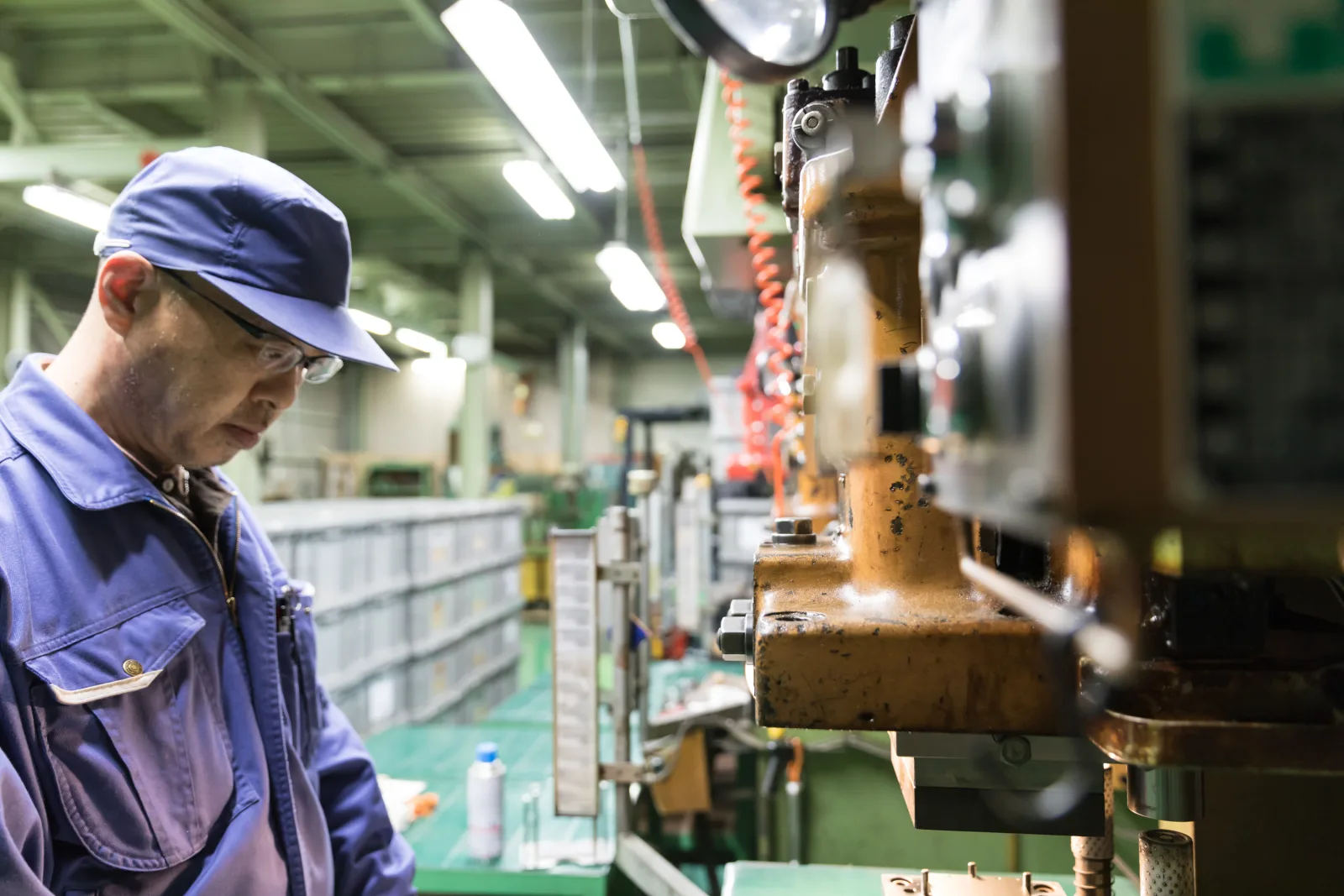 Technik obrabiający część w fabryce Enagic w Japonii